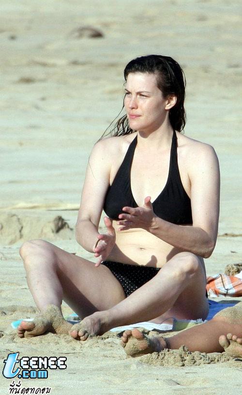 Enjoy the pictures of Liv sunning it up on the beaches of Hawaii (January 17).