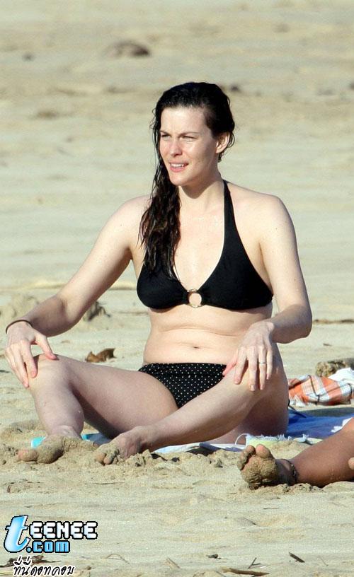 Enjoy the pictures of Liv sunning it up on the beaches of Hawaii (January 17).