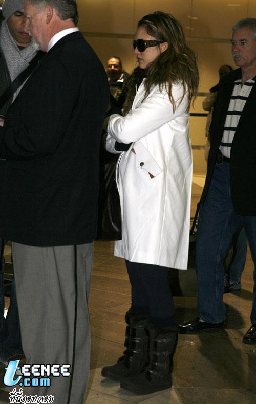 Enjoy the pictures of Jessica and Cash at LAX, headed to Sundance (January 19).