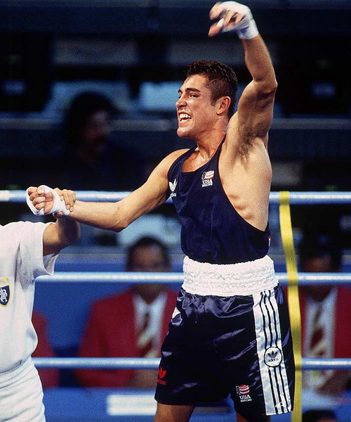 ออสการ์ เดอ ลา โฮย่า  สุดยอดมวยโลก อดีต แชมป์ 6สมัยและเจ้าของเหรียญทองโอลิมปิก92ที่บาร์เซโลน่า