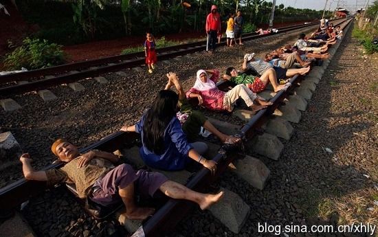 ความเชื่อแปลกๆ บำบัดโรคด้วยรางรถไฟ ที่อินโดนีเซีย 