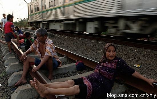 ความเชื่อแปลกๆ บำบัดโรคด้วยรางรถไฟ ที่อินโดนีเซีย 