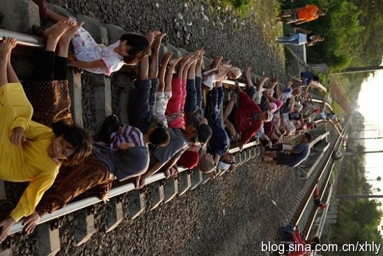 ความเชื่อแปลกๆ บำบัดโรคด้วยรางรถไฟ ที่อินโดนีเซีย 