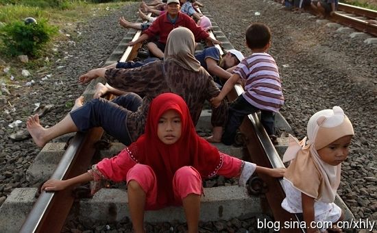 ความเชื่อแปลกๆ บำบัดโรคด้วยรางรถไฟ ที่อินโดนีเซีย 