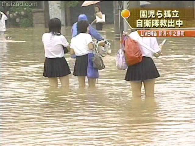 ● ทีวีญี่ปุ่นเสนอข่าวพายุ ● 