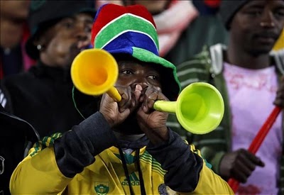 เชียร์บอลโลก กับ \"วูวูเซล่า\" (vuvuzela)