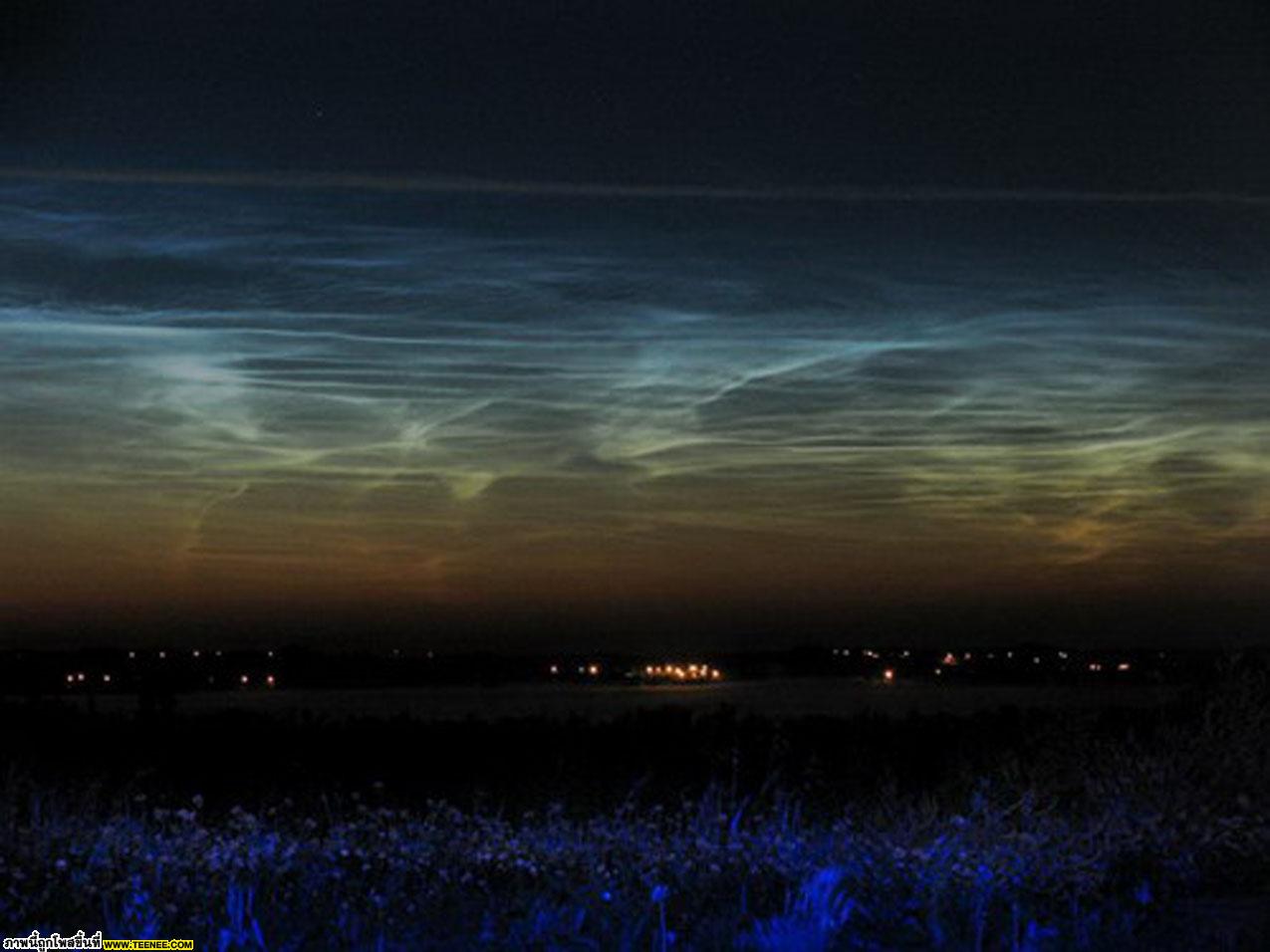 อันดับ 6 Noctilucent Clouds เมฆ ตามชื่อครับ คือ เกิดขึ้นในช่วงกลางคืนแต่เรืองแสง ซึ่งเกิดที่บริเวณแถวๆใกล้ๆขั้วโลกโดยแสงอาทิตย์จากอีกฟากส่องมาปะทะกับเมฆ จึงเห็นเหมือนกับเรืองแสงได้ 