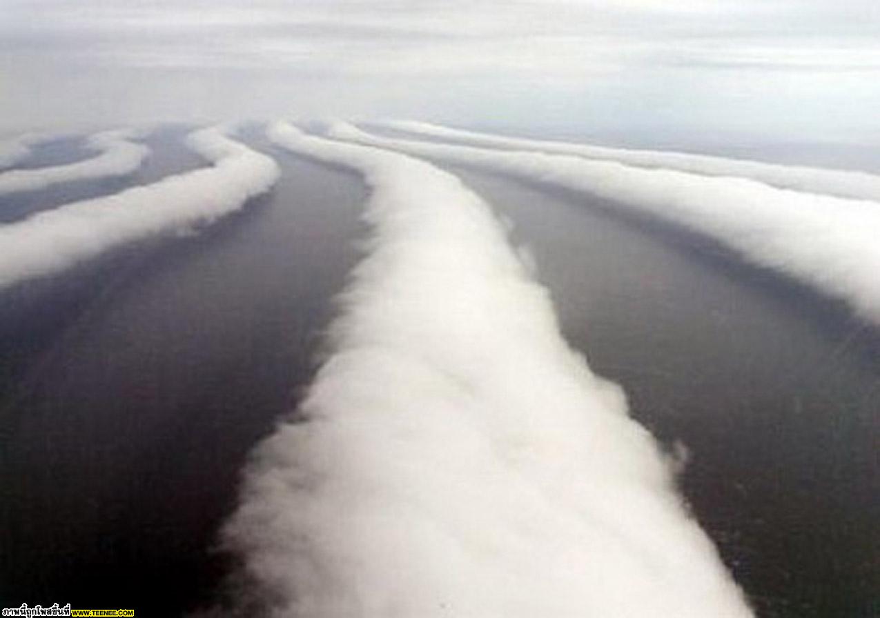 อันดับ 1 Stratocumulus Clouds เมฆ แบบนี้เกิดขึ้นได้ยากครับ ลักษณะมันก็เหมือนกับเอาดินน้ำมันมานวดๆๆๆๆๆๆ เลยออกมาเป็นเส้นยาวๆ และเผอิญว่าเส้นยาวๆจะแบ่งเป็นช่วงๆซะด้วย ทฤษฎีว่าด้วยเรื่องของการเกาะกลุ่ม