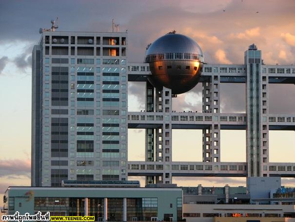 Fuji television building ( Tokyo , Japan )
