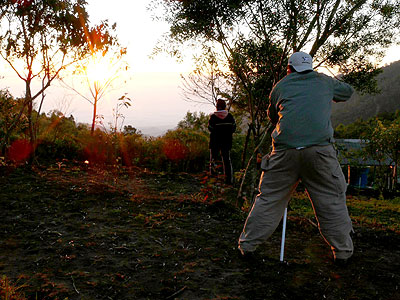 นักท่องเที่ยวตั้งกล้องบันทึกภาพพระอาทิตย์ขึ้นยามเช้า