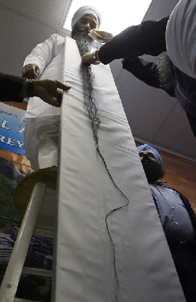 ชายโคลัมเบียหนวดยาวที่สุดในโลกลง Guinness Book