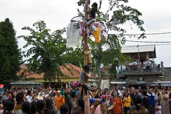 ปีนังเป็นหนึ่งในประเพณีเก่าแก่ที่สุดในประเทศไทย(การปีนเสา)