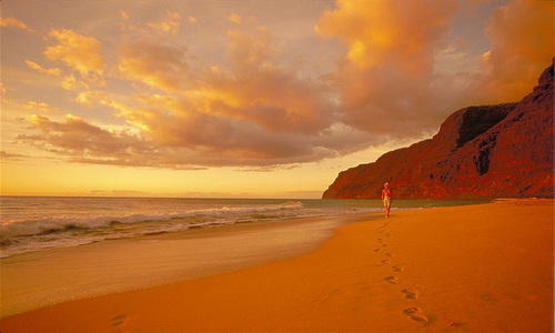 พระอาทิตย์ตกดิน ณ หาด Polihale ใน Kauai ฮาวาย