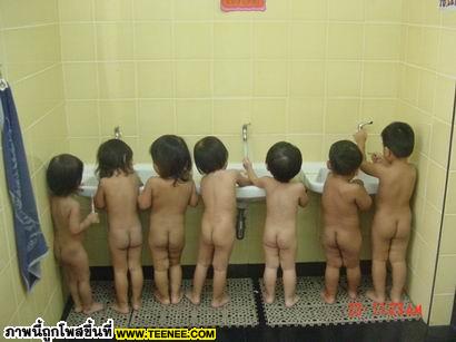 แอบถ่ายนักเรียนในห้องน้ำอีกแล้วเห็นข้างหลังเนียนมากเด็กห้ามเข้า