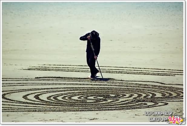 ว่างจัด ไปวาดรูปเล่นบนหาดทรายซะงั้น 