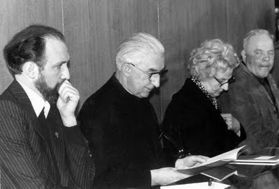 รูปภาพ ระหว่างพิจารณาคดี ริมซ้าย บาทหลวงเอิร์นส์ต อัลต์ ( Pastor Ernst Alt ) กลางซ้าย หลวงพ่อ อาร์โนลด์ เรนซ์ ( Father Arnold Renz ) และ พ่อแม่ของ เธอ