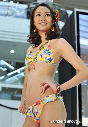 สาวๆ ญี่ปุ่นอวดโฉมชุดว่ายน้ำรุ่นล่า­สุดใน \"วันแห่งทะเล\"
