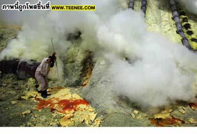 คนภูเขาไฟ ที่ Kawah Ijen ใน Indonesia 