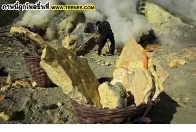 คนภูเขาไฟ ที่ Kawah Ijen ใน Indonesia 