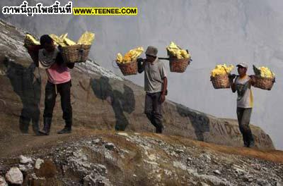 คนภูเขาไฟ ที่ Kawah Ijen ใน Indonesia 