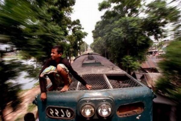 รูปภาพ Train Surfing ภาพถ่ายบนรถไฟ 