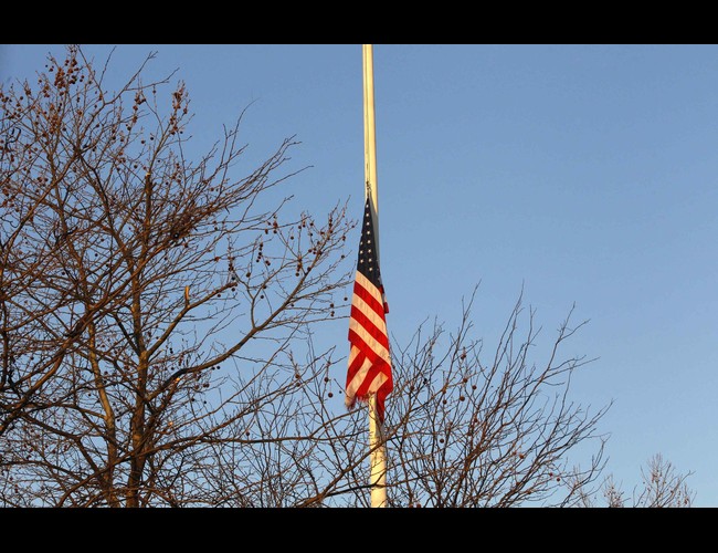 ทางการรัฐนิวเจอร์ซีสั่งลดธงครึ่งเสาเพื่อร่วมไว้อาลัย (ภาพ: Reuters)