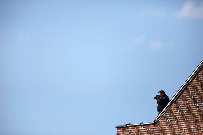 เจ้าหน้าที่ตำรวจคอยสังเกตการณ์ความเรียบร้อยของพิธี (ภาพ: Getty Images)