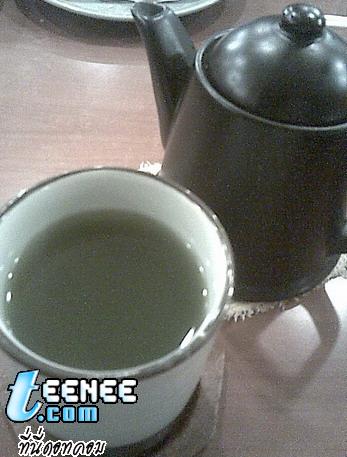 น้ำชาเขียว สามารถทำให้คอเลสเตอรอลในเลือดลดลงได้ ต่อต้านมะเร็งและที่สำคัญยังช่วยระงับกลิ่นปากได้ด้วย