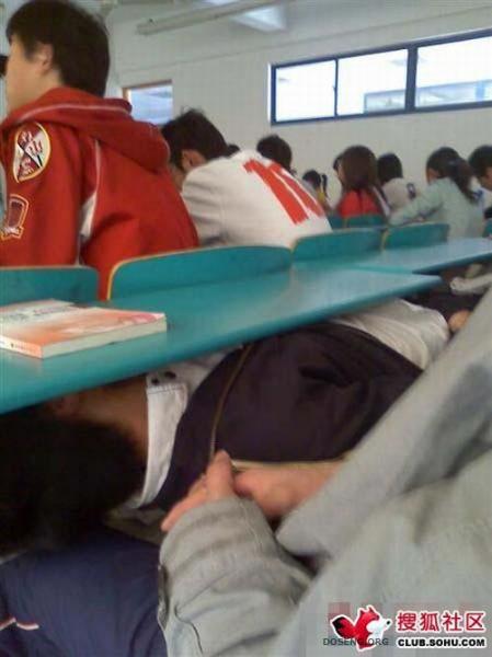 แอบนอนในห้องเรียน (ห้ามเลียนแบบนะเด็กๆ)