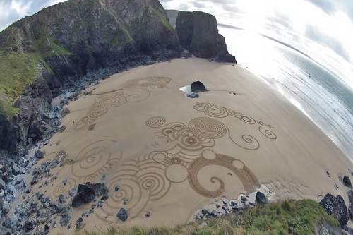 ศิลปะการวาดทราย โดยใช้คราด