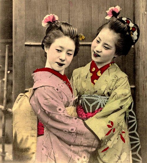 หญิงชาวญี่ปุ่นในชุดกิโมโนสมัยก่อน