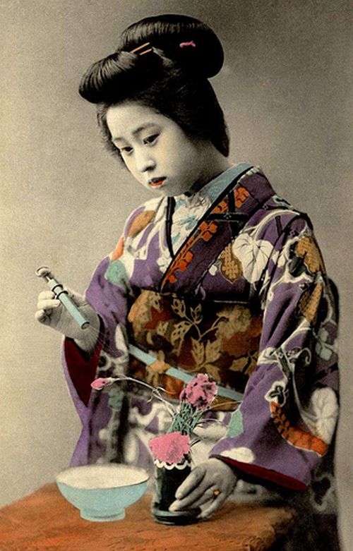 หญิงชาวญี่ปุ่นในชุดกิโมโนสมัยก่อน