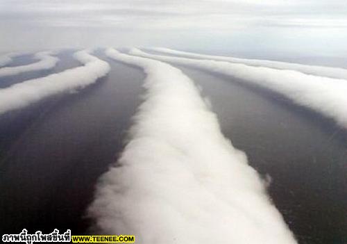 อันดับ 1 Stratocumulus Cloudsเมฆ แบบนี้เกิดขึ้นได้ยากครับ ลักษณะมันก็เหมือนกับเอาดินน้ำมันมานวดๆๆๆๆๆๆ เลยออกมาเป็นเส้นยาวๆ และเผอิญว่าเส้นยาวๆจะแบ่งเป็นช่วงๆซะด้วย ทฤษฎีว่าด้วยเรื่องของการเกาะกลุ่ม
