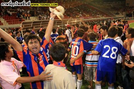 ประมวลภาพสุดช็อค แฟนบอล ท่าเรือ ประทะ เมืองทอง!!!