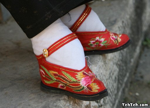 คนจีนสมัยก่อนใส่รองเท้าแบบนี้
