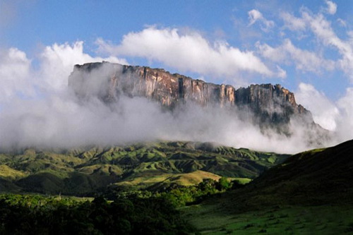 8. Mount Roraima in Venezuela, Brazil, and Guyana ภูเขา Roraima ตั้งอยู่เป็นชายแดนระหว่าง 3 ประเทศ คือ บราซิล, กายอานา และเวเนซุเอลา