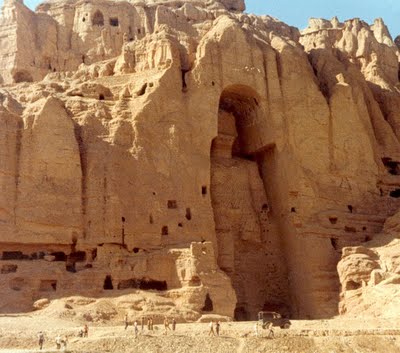 9. Buddha of Bamyan, Afghanistan องค์พระพุทธรูปมีความสูง 55 เมตร ตั้งอยู่ในหุบเขา Bamyam ตอนกลางของประเทศอัฟกานิสถาน พวกเราคงจำกันได้ว่า พระพุทธรูปนี้ถูกทำลายเมื่อปี 2001 โดยตาลิบัน ขณะนี้ Unesco และอ