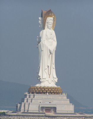 2. พระโพธิสัตว์กวนอิม เมือง Sanya สาธารณรัฐประชาชนจีน ตั้งอยู่ที่เมือง Sanya มณฑลไหหลำ ประเทศจีน สร้างเสร็จเมื่อเดือนพฤษภาคม 2005 องค์พระโพธิสัตว์กวนอิมมีความสูง 108 เมตร
