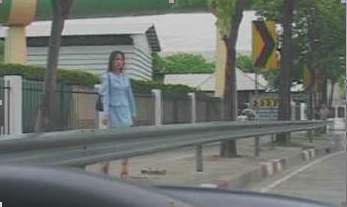ภาพที่ถ่ายจากสถานที่จริง พบผู้หญิงยืนนิ่งอยู่ริมถนน