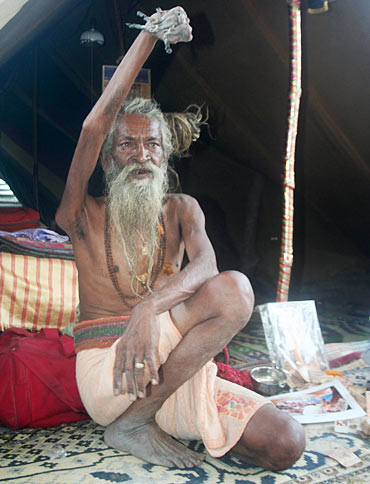 Amar Bharti ชายผู้ไม่เคยเอาแขนลงกว่า 30 ปี