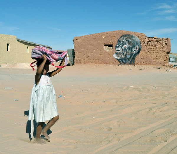 งานศิลปะ กลางทะเลทรายซาฮารา ความงามกลางผืนทราย 