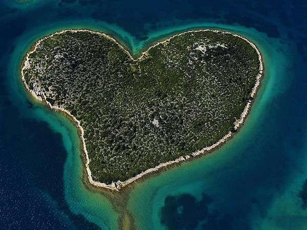 เกาะที่ธรรมชาติสร้างให้เป็นรูปหัวใจ