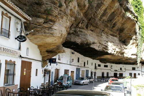 มหัศจรรย์ Setenil de las Bodegas เมืองในหุบเขา ประเทศสเปน 