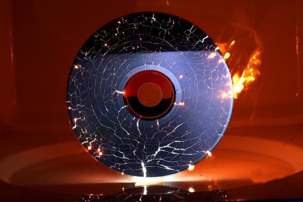 ภาพวินาที ที่แผ่น CD จะระเบิดในเตาไมโครเวฟ!!