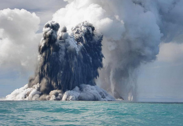 ภูเขาไฟระเบิดใต้ทะเล
