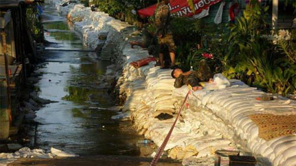 มาดูที่กิน ที่นอน ภารกิจต่างๆ ของทหารไทยช่วงน้ำท่วมกัน