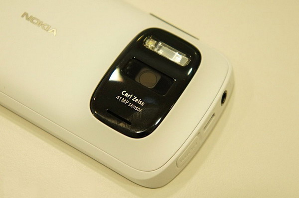Nokia 808 กล้อง 41 ล้านพิกเซล !!