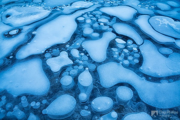 ฟองอากาศเป็นน้ำเเข็ง ปรากฏการณ์พึลึก บนผิวทะเลสาบ ที่เเคนาดา 