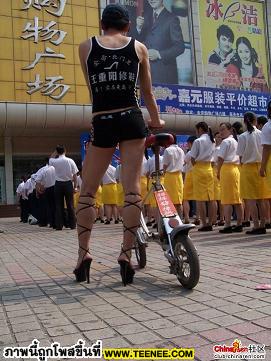 เอาใจหนุ่มๆกันหน่อย..สาวส้นสูงสุดฮอดสุดเซ็กซี่ ที่มาพร้อมกับจักรยานคันเก่ง??