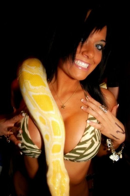 สาวสวยชอบเล่นกะงู
